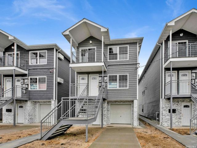 6 BR, 4.00 BTH Colonial style home in Arverne