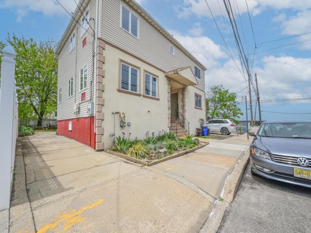  3 BR,  2.50 BTH  Other style home in Rockaway Beach