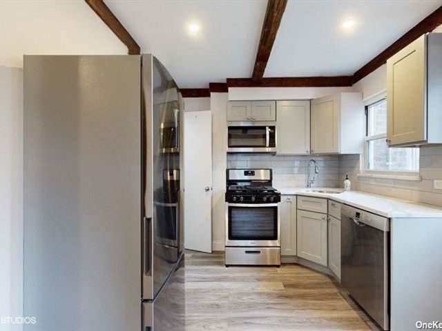 2 BR, 1.00 BTH Duplex style home in Rockaway Beach