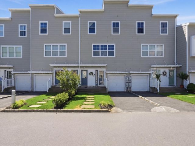 5 BR, 3.50 BTH Duplex style home in Arverne